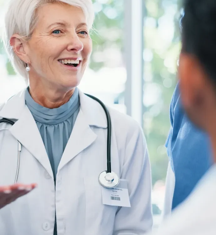 Erfahrene Hausärztin im Austausch mit Kolleg:innen während eines Mentorings