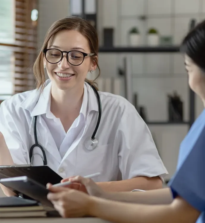 Junge Ärztin im Gespräch während der Weiterbildung zur Allgemeinmedizinerin