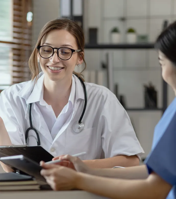 Junge Ärztin im Gespräch während der Weiterbildung zur Allgemeinmedizinerin